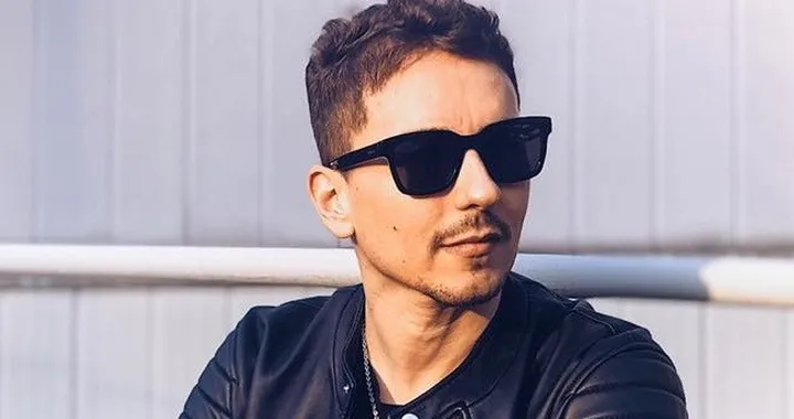 MotoGP: infortunio alla mano per Lorenzo