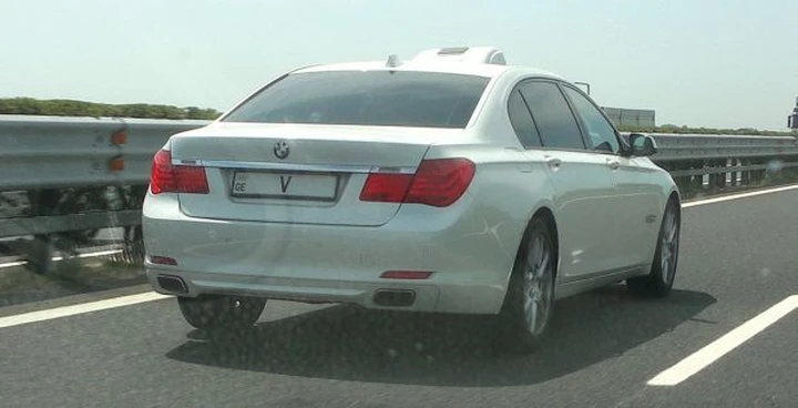 Foto del giorno: la BMW Serie 7 targata V