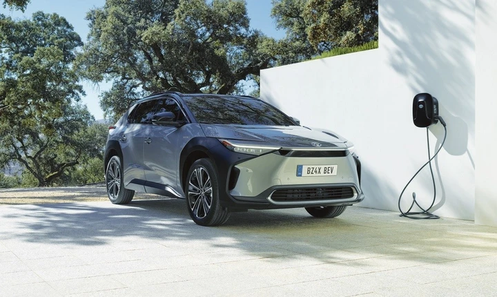 SUV elettrico Toyota, debutta bZ4x: uscita, autonomia, motore, batterie