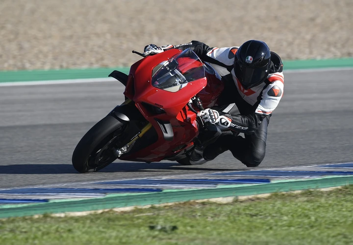 Ducati Panigale V4S 2022: la prova in pista a Jerez (VIDEO)