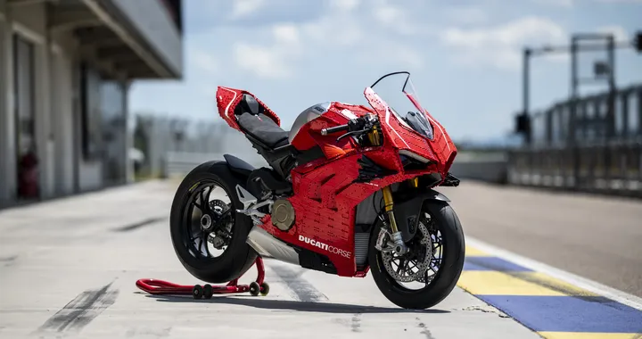 Ducati e Lego presentano la Panigale V4R (in scala reale) costruita in mattoncini
