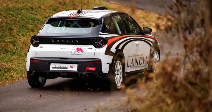 Tavares si mette al volante della nuova Lancia Ypsilon Rally 4HF