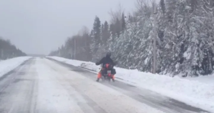 Video divertenti: il pazzo canadese in moto sulla neve