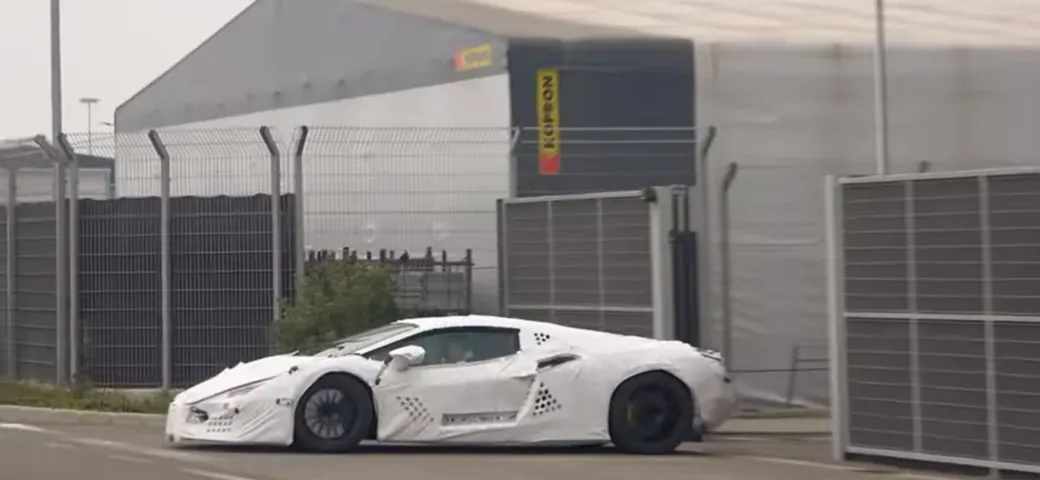 Lamborghini ibrida erede dell'Aventador: il video spia