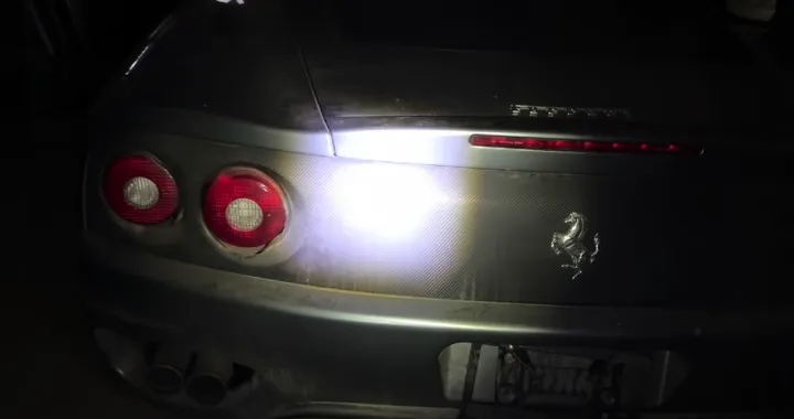 Esplora un fienile e trova una Ferrari e due Porsche abbandonate