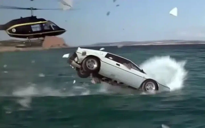 Acquista un container a pochi dollari e ci trova un'auto leggendaria