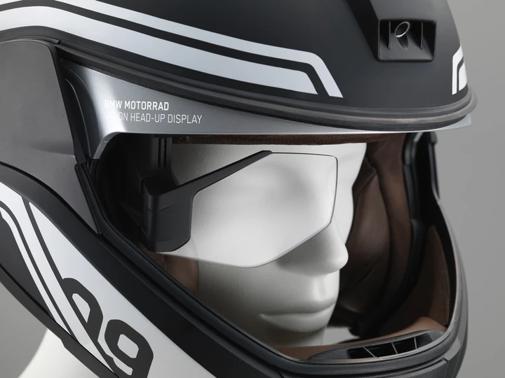 BMW lancia i fari laser e il casco head-up display