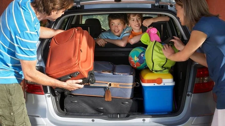 Genitori partono in auto per le vacanze, ma dimenticano il figlio