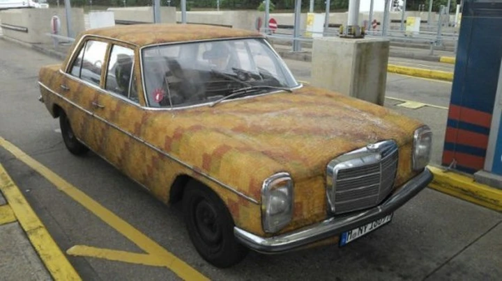 Mercedes: una w115 ricoperta da orsetti Haribo!
