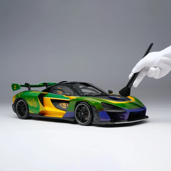 McLaren Senna in scala 1:8 coi colori dell'asso brasiliano della F1