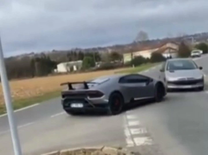 Lamborghini Huracan Performante si butta sulla Peugeot 206 [Video]
