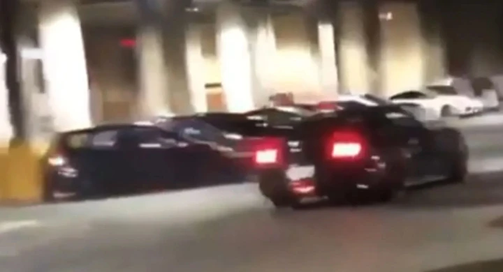 La Ford Mustang mette al muro un'altra auto senza colpirla [Video]