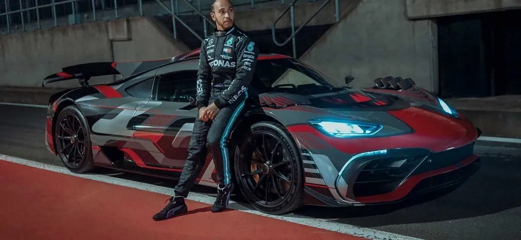 La Mercedes AMG Project One scende in pista con Hamilton