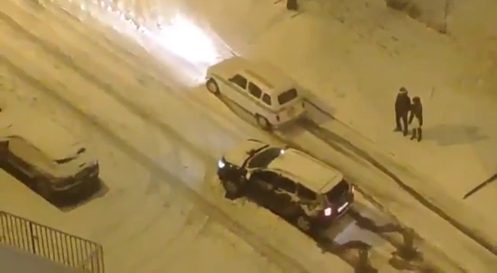 Neve in Spagna: la vecchia Renault 4 batte il SUV moderno