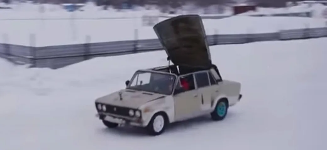 Una Lada 1600 che frena con il tetto 