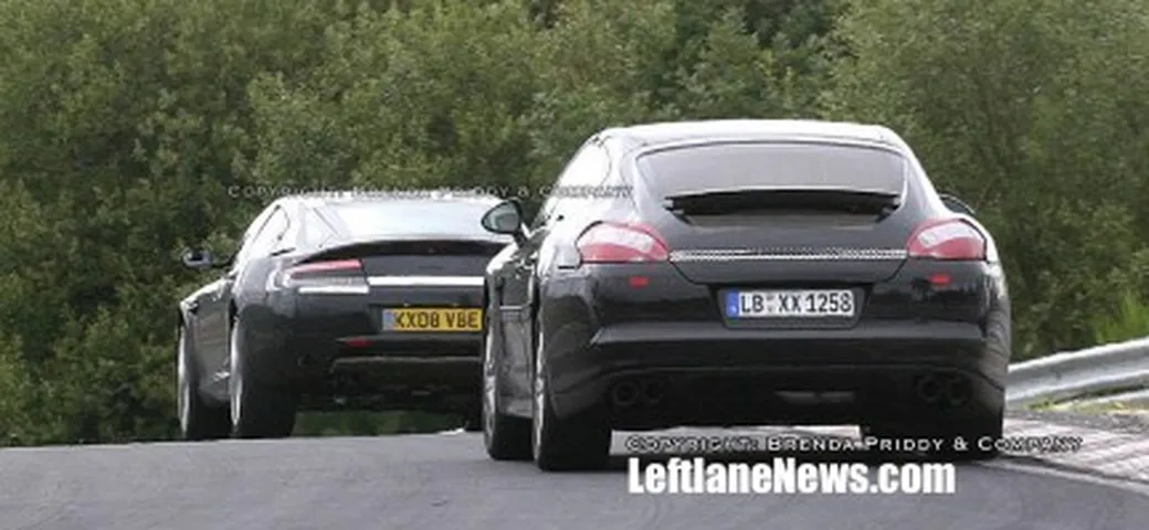 Aston Martin Rapide contro Porsche Panamera: lo scontro parte già dai muletti