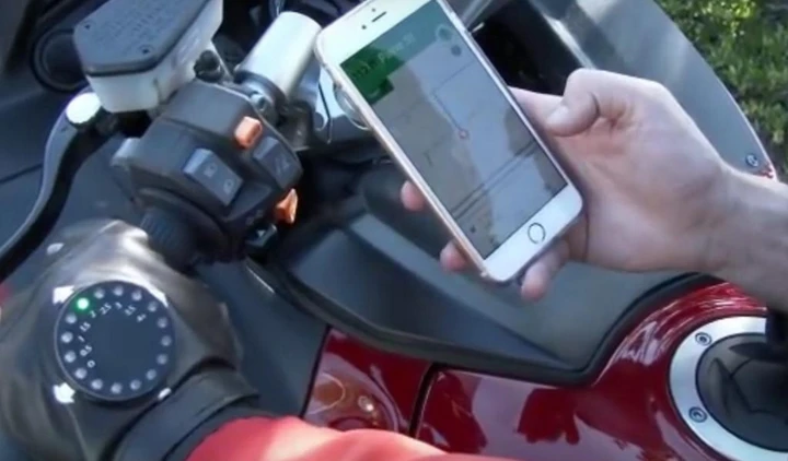 TurnPoint, navigatore smart da moto sulla mano