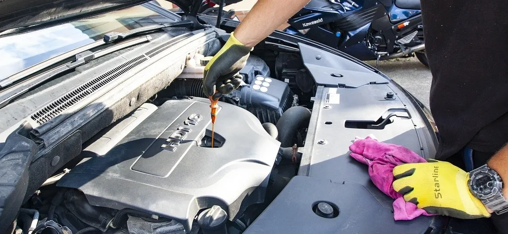 Guida: manutenzione auto in estate e controlli prima delle vacanze