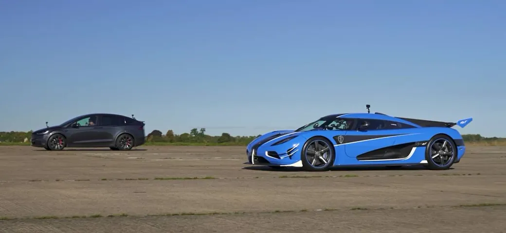 Tesla Model X Plaid vs Koenigsegg Agera RST: il video della drag race