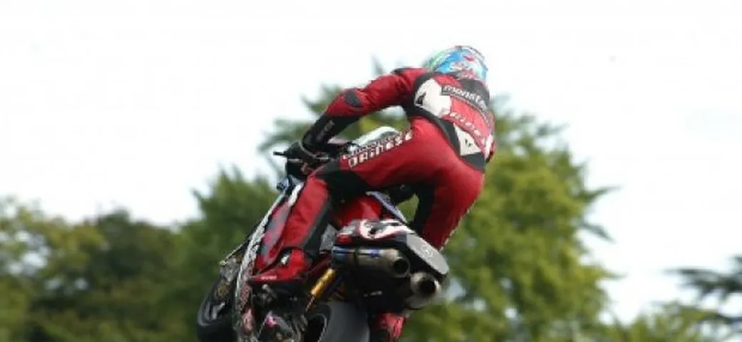 Foto del giorno: Il saltatore Shane Byrne visto da dietro