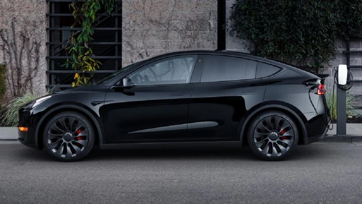 Tesla: entra acqua nella batteria, chiesti 20 mila euro per la riparazione dei danni