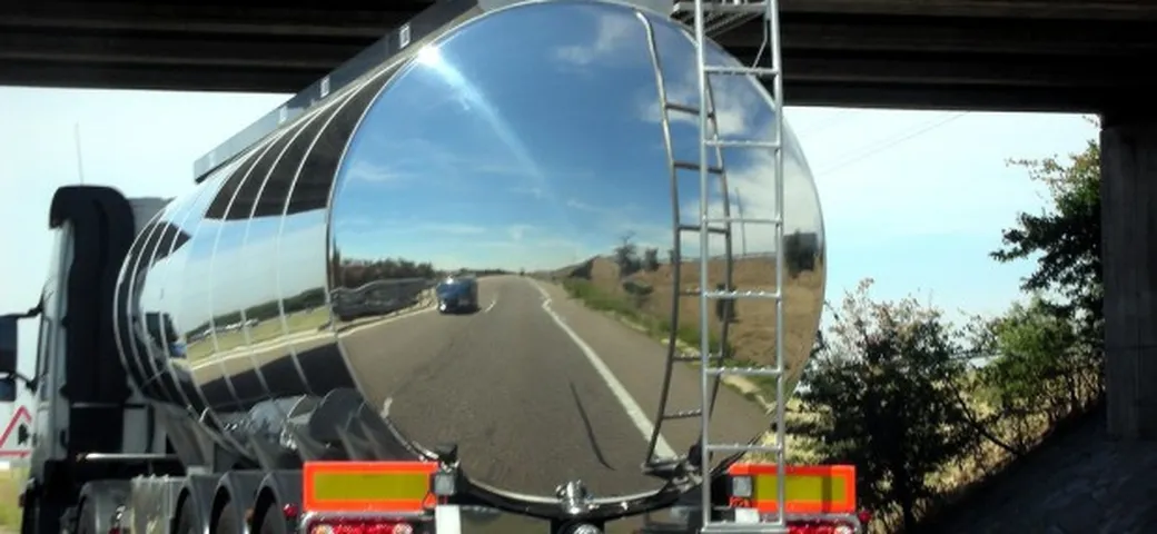 Guida il camion per 20 ore di fila, infrazioni per 96 punti patente