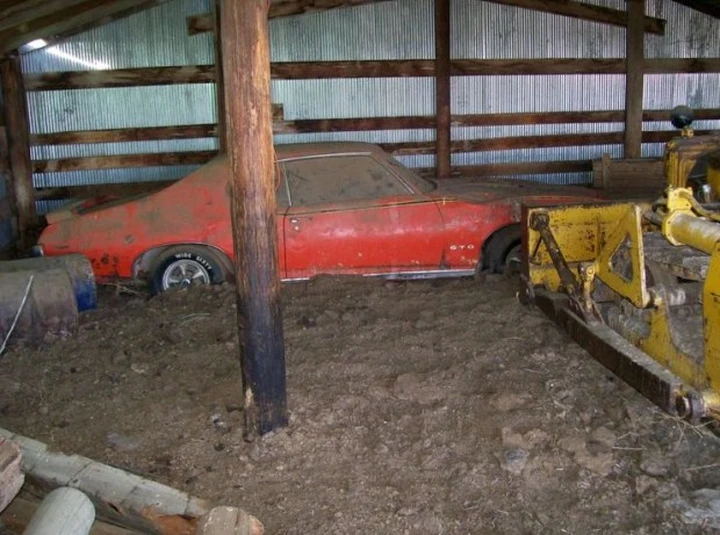 Pontiac GTO: la serie speciale resta per 25 anni in una stalla!