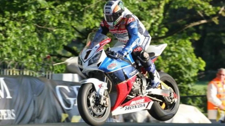 TT 2012: John McGuinness vince la prima gara Superbike