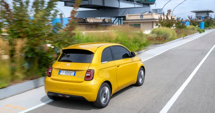 Fiat 500 Hybrid è già nelle concessionarie con un'offerta lancio