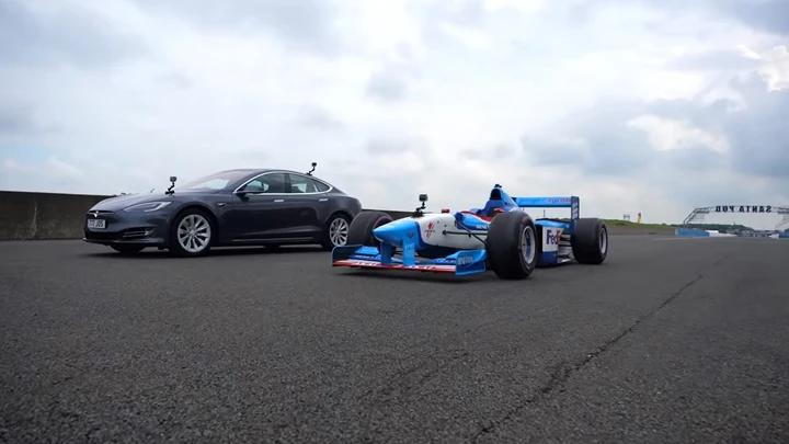 La Tesla Model S sfida la Benetton F1 nella drag race [Video]