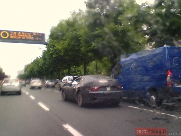 Scoop: foto spia di un prototipo Maserati in centro a Torino