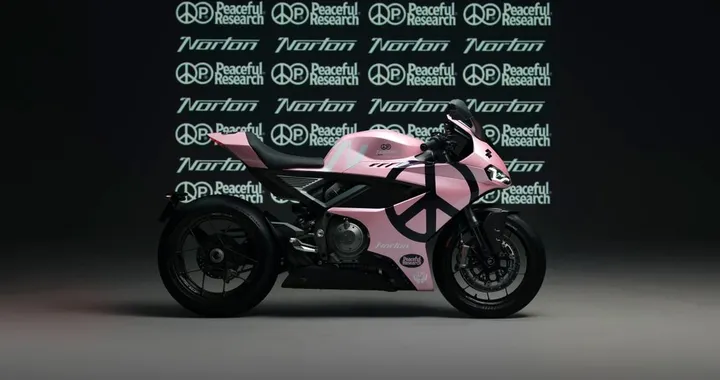 Norton Manx R diventa un’opera d’arte: rosa e asimmetrica