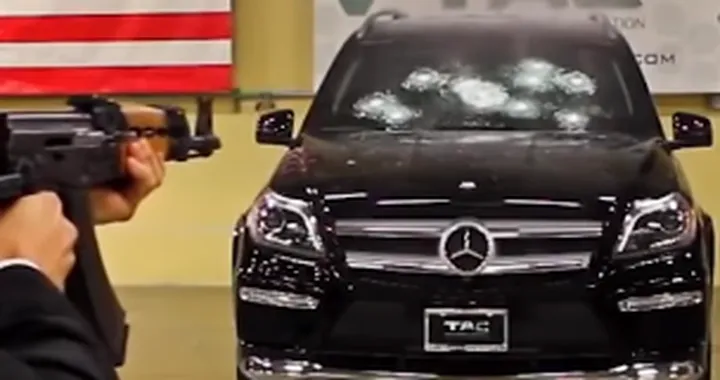 Test blindatura: il CEO è nell'auto crivellata a colpi di Kalashnikov [Video]