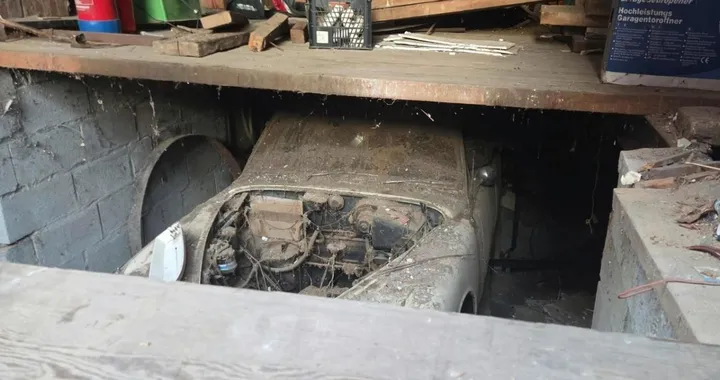 Ritrova una Jaguar del 1964 sotto alle mattonelle del pavimento