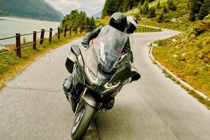 BMW R 1300 RT: potenza, comfort e tecnologia per il turismo del futuro