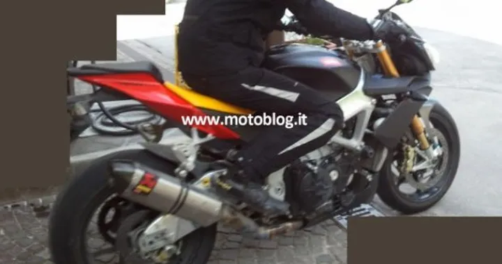 Foto spia Aprilia Tuono V4 Factory 2012?