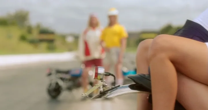 Ironia in moto di donne e uomini [Video]