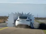 Tesla non riconosce la strada disegnata e si schianta