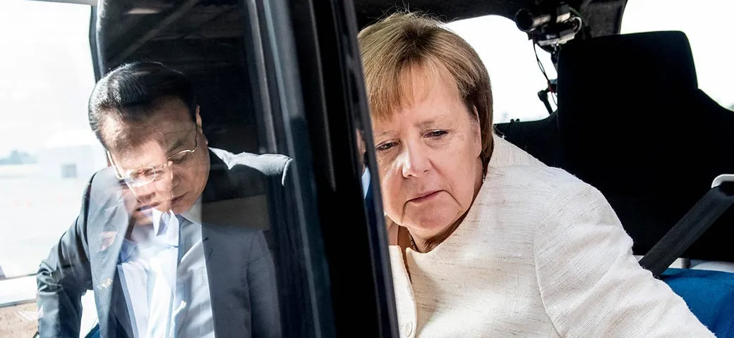 Angela Merkel e Li Keqiang provano la guida autonoma VW