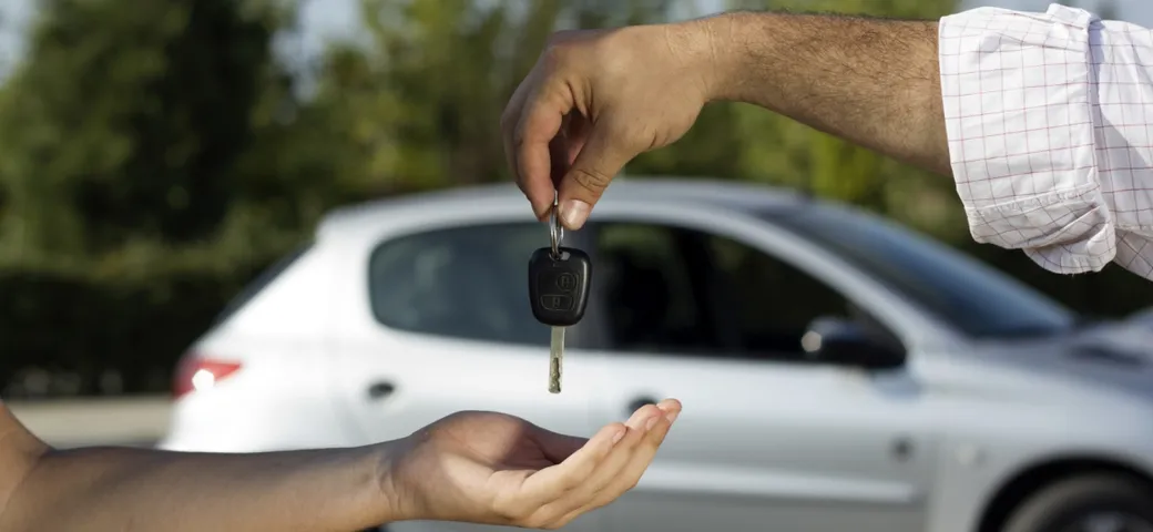 Francia, obbligo di registrazione per il prestito dell’auto: multe fino a 750 euro