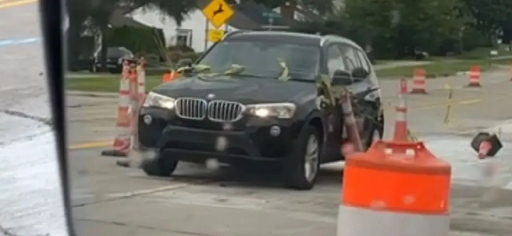 Con la BMW entra nell'area transennata e tira dietro tanti souvenir [Video]