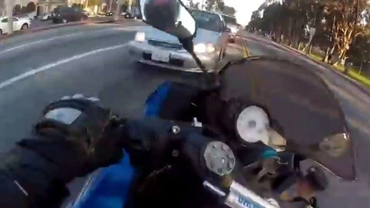 Motociclista fortunato scampa a 3 incidenti in un colpo [video]