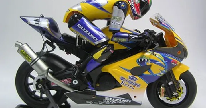 Guida la moto di Troy Corser