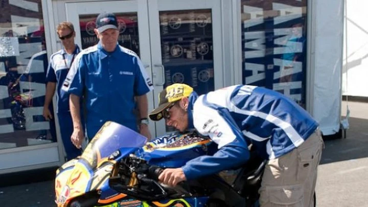 La Yamaha YZF-R1 Replica di Rossi all'asta per Riders For Health