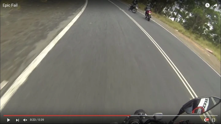 In moto va nell'altra corsia, procurando un incidente [Video]