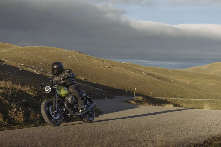Moto Guzzi V7 2025: evoluzione di un'icona italiana senza tempo