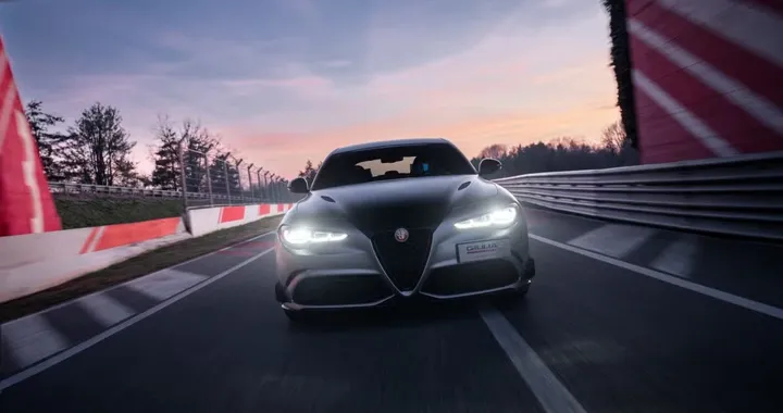 Giulia Quadrifoglio Luna Rossa, gli inglesi la promuovono: “È ancora una delle migliori”
