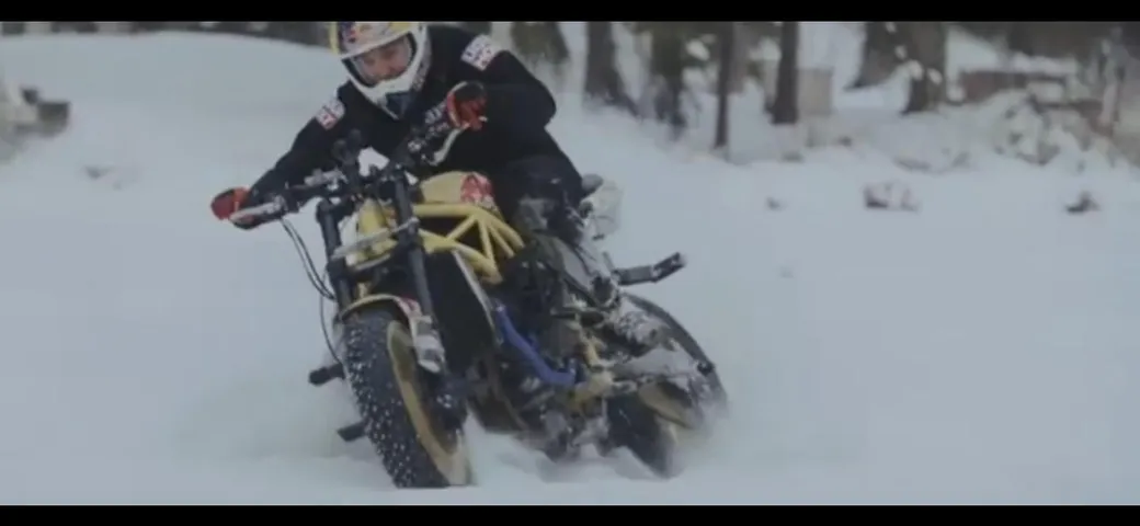 Drifting sulla neve e sul ghiaccio con la Kawasaki Ninja [Video]