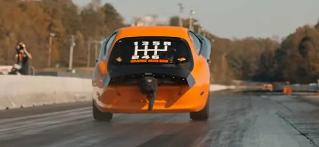 Una Toyota Supra con 2100 CV che impenna in accelerazione [Video]