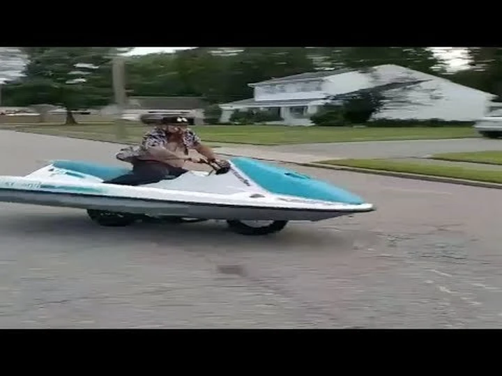 Moto trasformata in acquascooter stradale [Video]